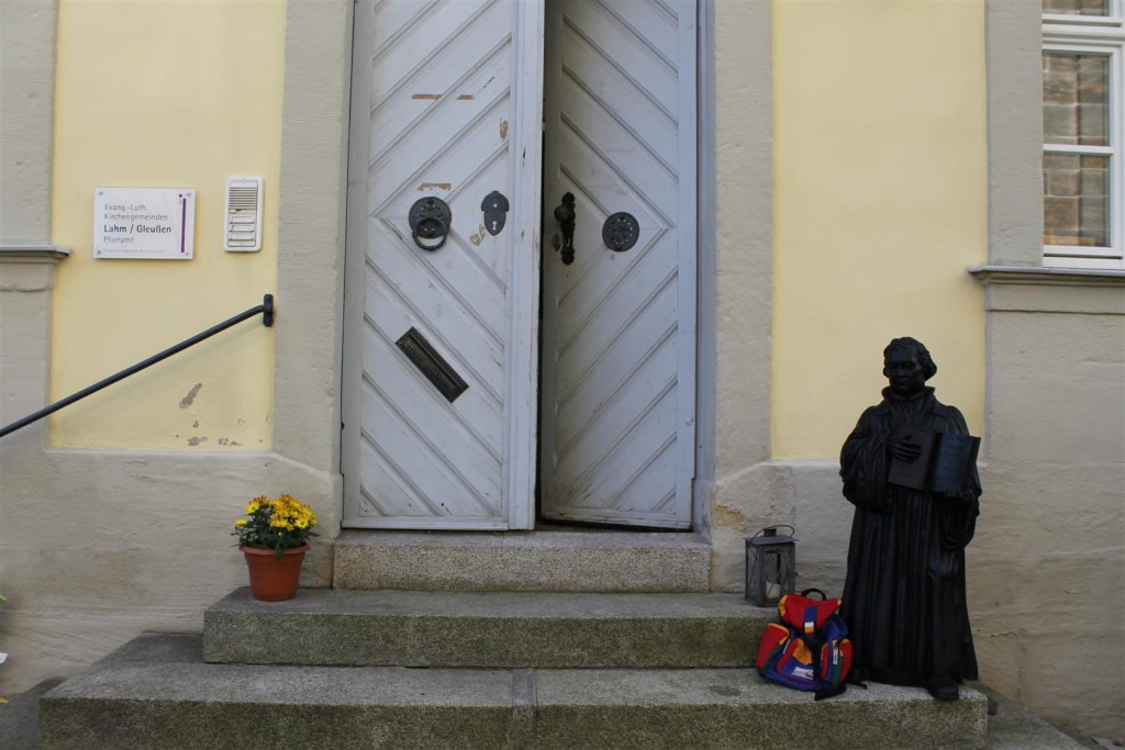 Vor dem Pfarrhaus